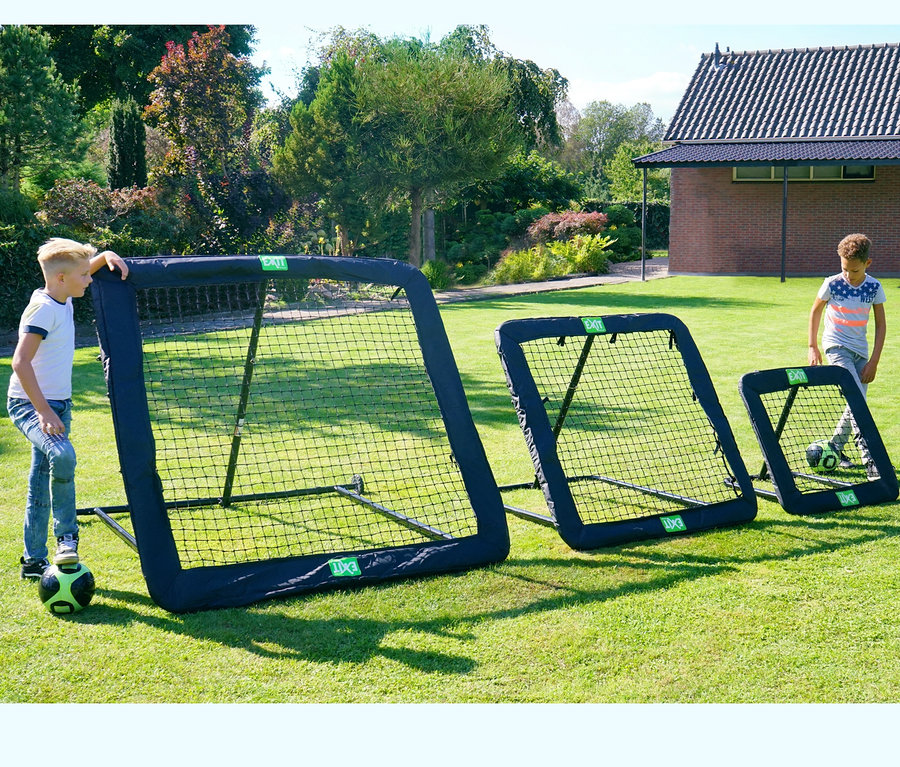Zwei Jungen spielen mit EXIT Fußball-Reboundern L auf einer Wiese.