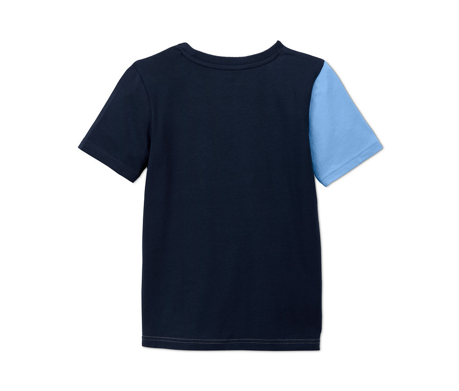 Dunkelblaues T-Shirt mit kurzem, hellblauem Ärmel.