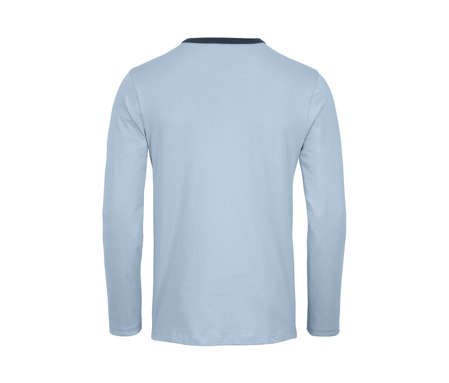 Blauer Pyjama mit langen Ärmeln.