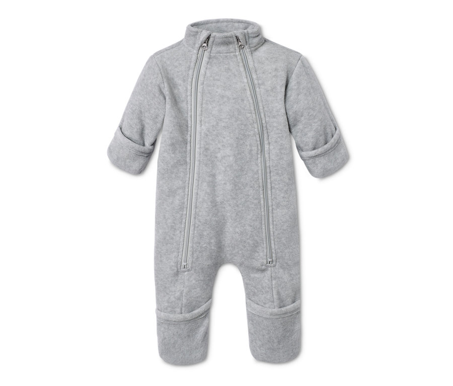 Grauer Baby-Fleece-Einteiler mit Doppelreißverschluss.