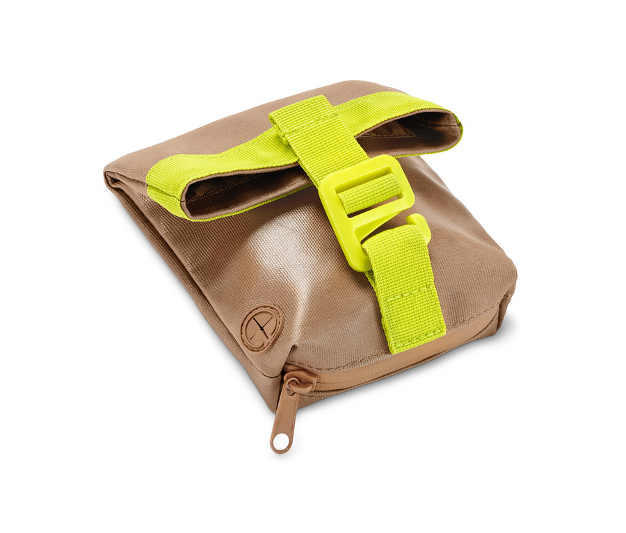 Eine braune Hunde-Gassitasche mit einem limettengrünen Gurt.