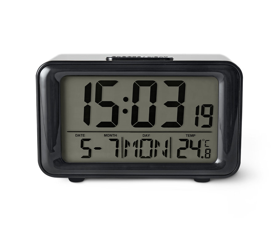 Ein schwarzer digitaler LCD-Funkwecker zeigt die Zeit 15:03.