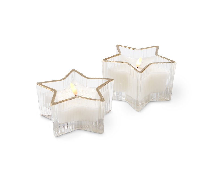 Zwei LED-Echtwachskerzen im Glas in Sternform.