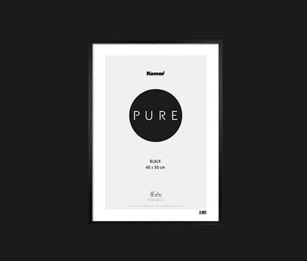 Schwarzer Bilderrahmen, ca. 40 x 50 cm, mit weißem Hintergrund und dem Schriftzug PURE.