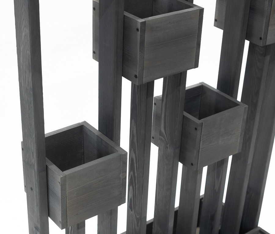 Detailansicht eines grauen Holzbepflanzungskastens mit Pergola.