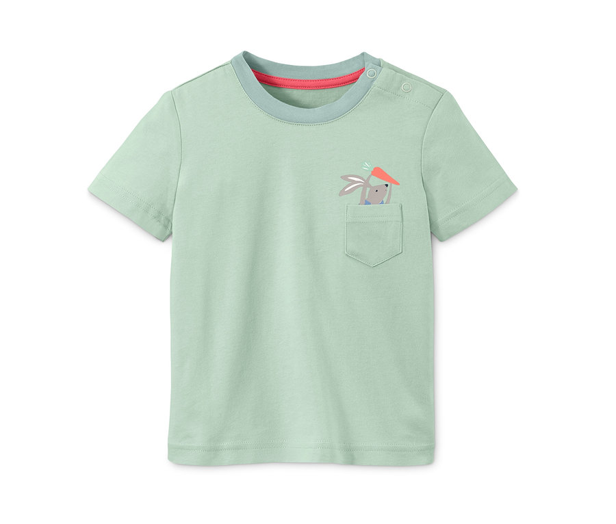 Ein grünes T-Shirt mit einer Tasche, in der ein Hase eine Karotte hält.