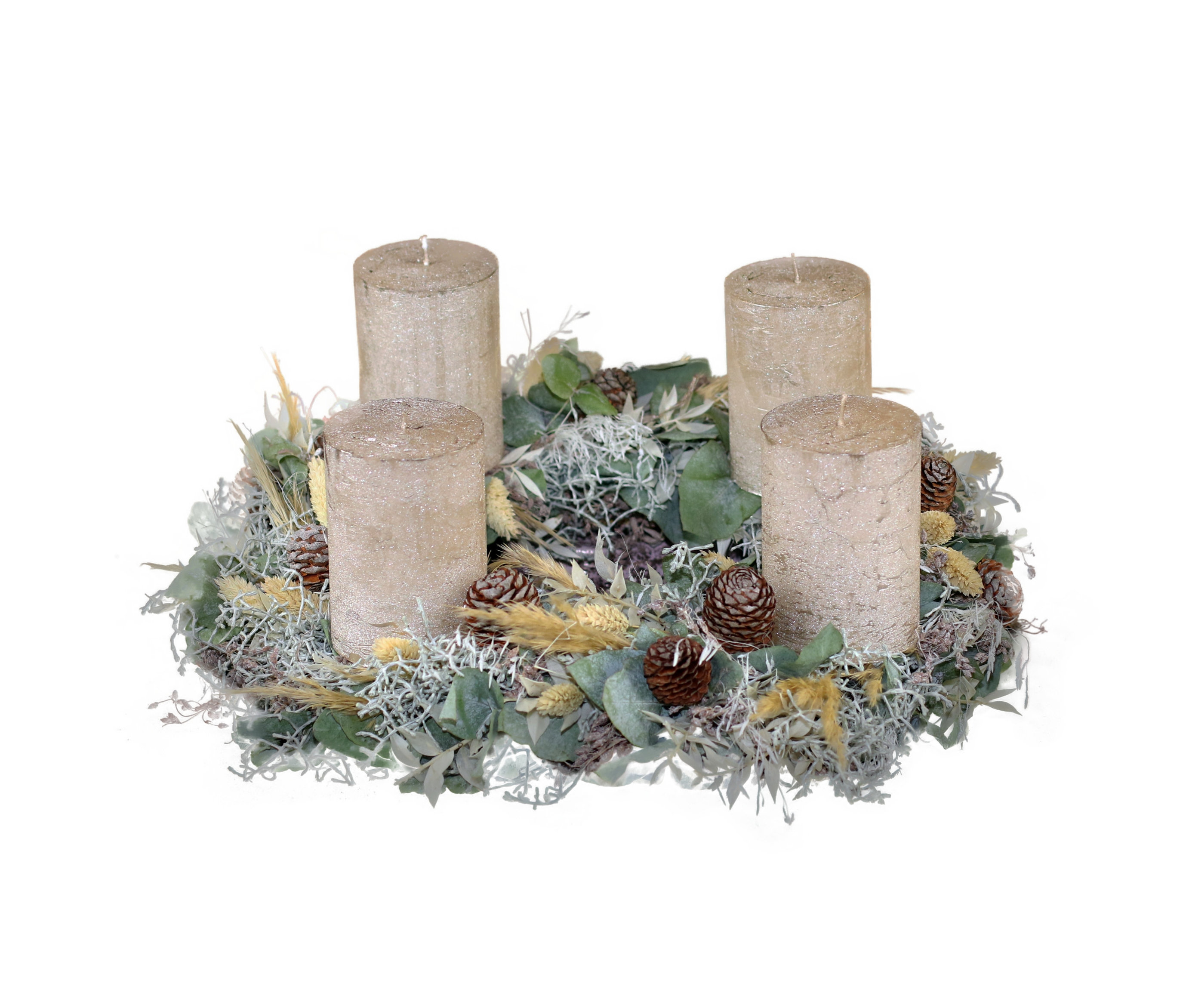 Nahaufnahme eines naturbelassenen Adventskranzes mit ca. 35 cm Durchmesser, geschmückt mit vier Kerzen, Tannenzapfen und Eukalyptus. Adventskranz, natur, Ø ca. 35 cm