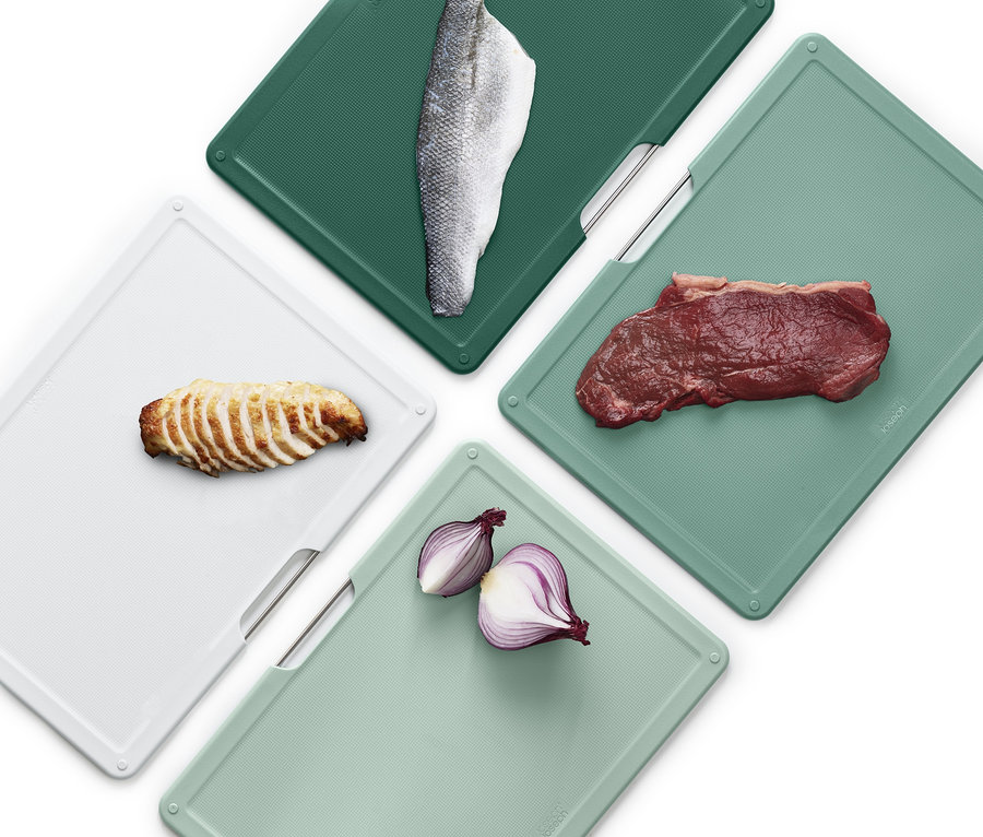 Vier Joseph Joseph großes Schneidebrett-Set »Folio™« mit Fisch, Rindfleisch, Zwiebeln und Hähnchen.