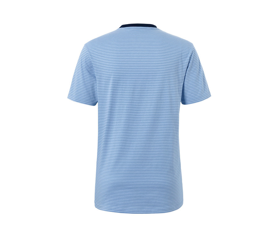 Blaues Shorty-Pyjama mit weißen Streifen.