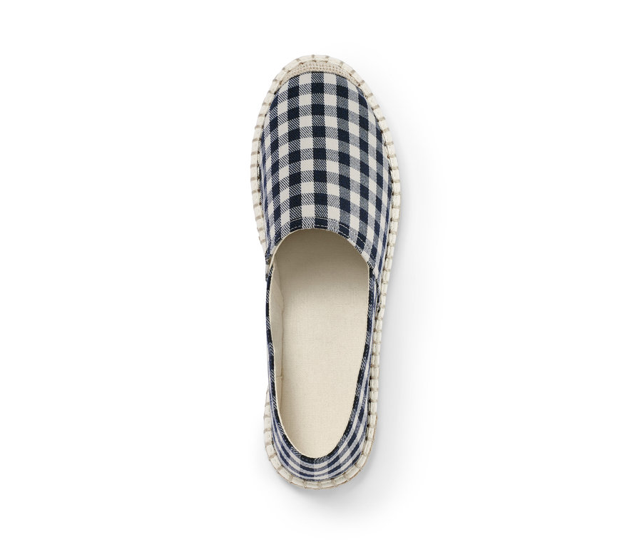 Detailaufnahme von Stoff-Espadrilles mit blau-weißem Muster.