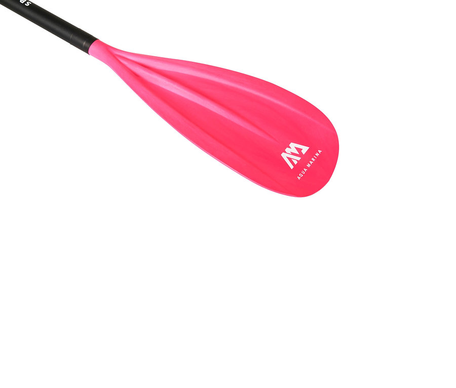 Nahaufnahme von zwei rosa Aqua Marina SUP- und Kajak-Paddeln Sports III Coral mit schwarzen Griffen auf weißem Hintergrund.