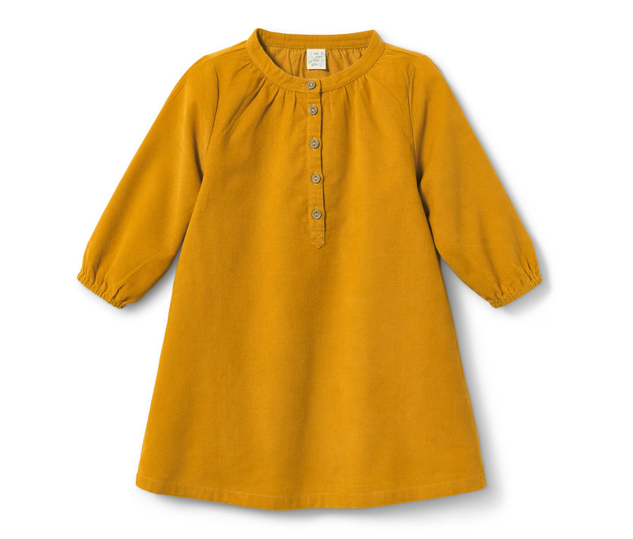 Ein gelbes Cordkleid mit langen Ärmeln und Knöpfen.