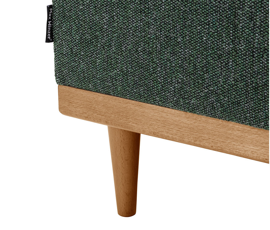 Detailansicht eines grünen 3-Sitzer-Sofas »Larsen« mit Holzfüßen.