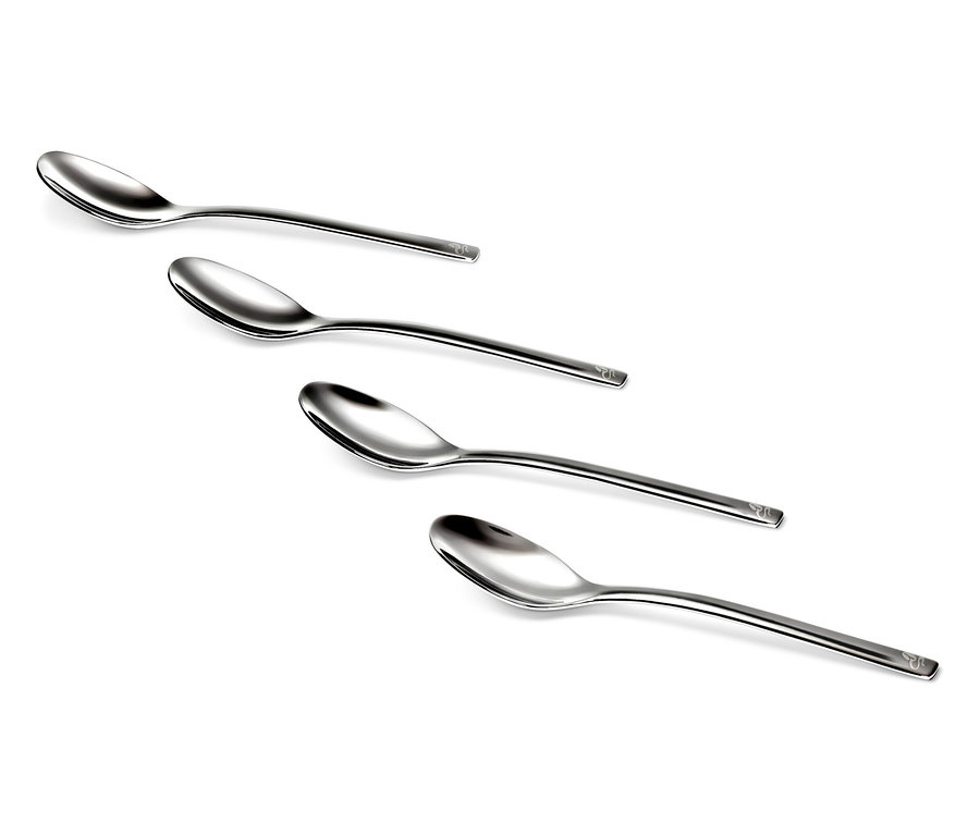 Vier silberne Kaffeelöffel, 4er Set, diagonal auf weißem Hintergrund angeordnet.