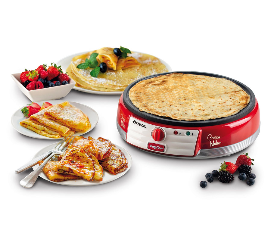 Abbildung eines Ariete-Crêpesmakers »202« mit verschiedenen Tellern mit Crêpes und Früchten.