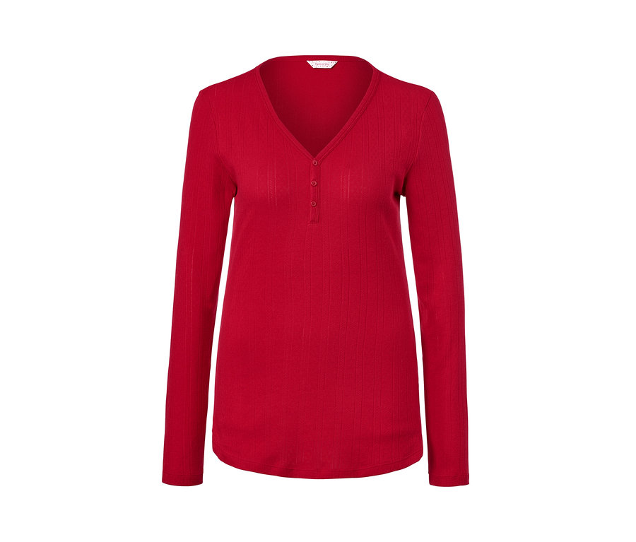 Roter Flanell-Pyjama mit langen Ärmeln und V-Ausschnitt.