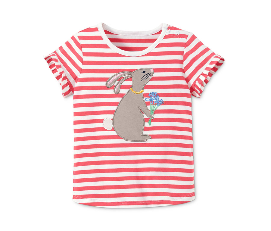 Ein gestreiftes, rot-weißes 2 T-Shirts mit einem Hasenaufnäher.