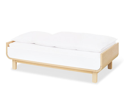 Pinolino Kinderbett »Round« mit weißer Matratze und Kopfkissen.