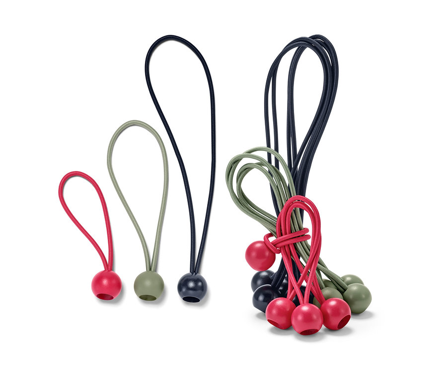 Rote, grüne und schwarze 12 Spanngummis mit Kugel auf weißem Hintergrund.