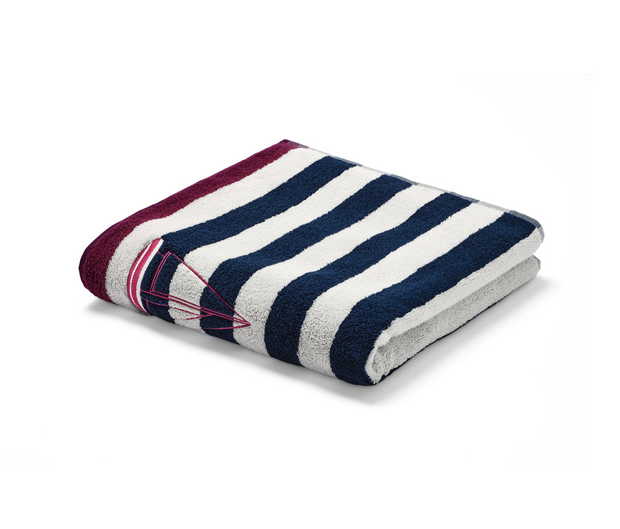 Gefaltetes Badetuch mit blau-weißen Streifen und Stickerei.