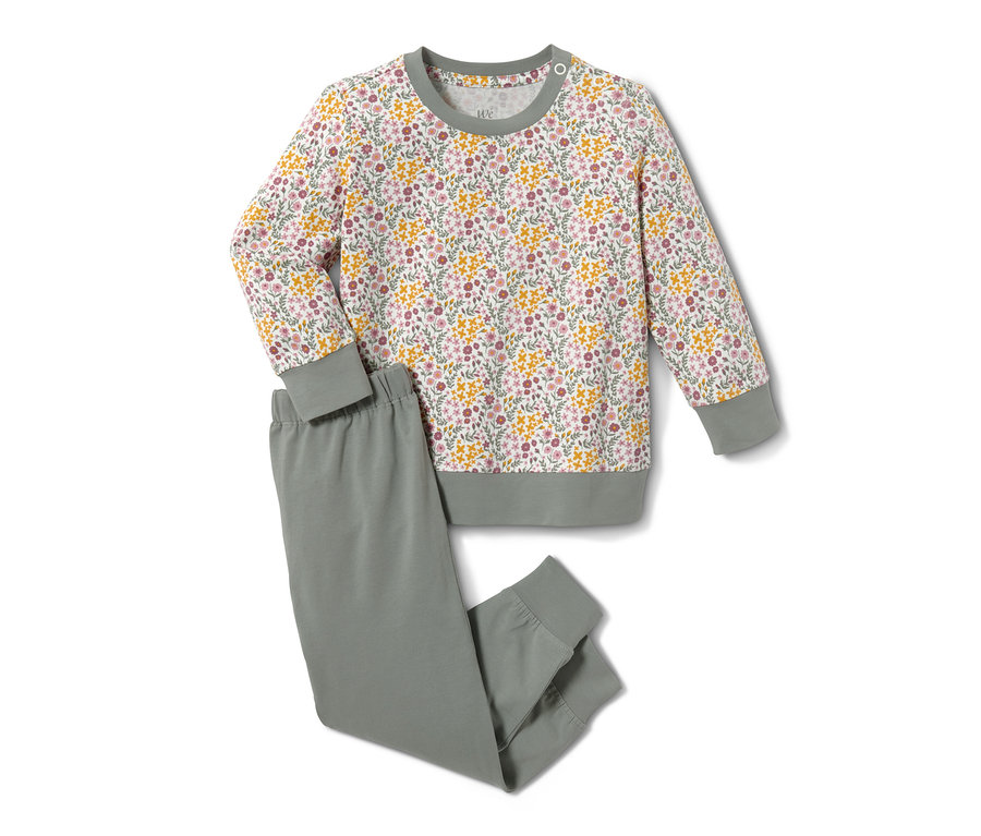 Ein grüner Pyjama mit einem Oberteil mit Blumenmuster.