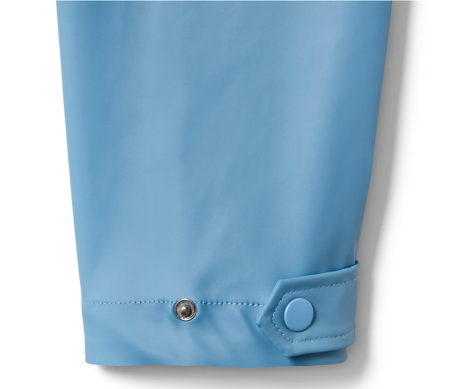Detailansicht des Ärmels eines blauen Regenparkas »Friesennerz«.
