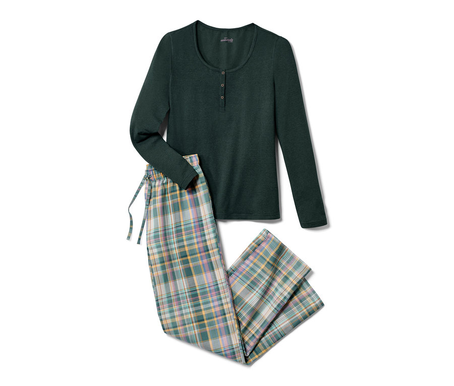 Abbildung eines Pyjamas, ein grünes, langärmliges Oberteil und eine karierte Hose.