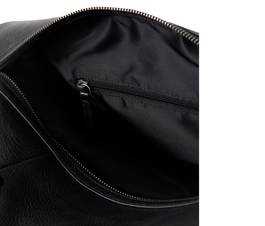 Geöffneter schwarzer Leder-Weekender.