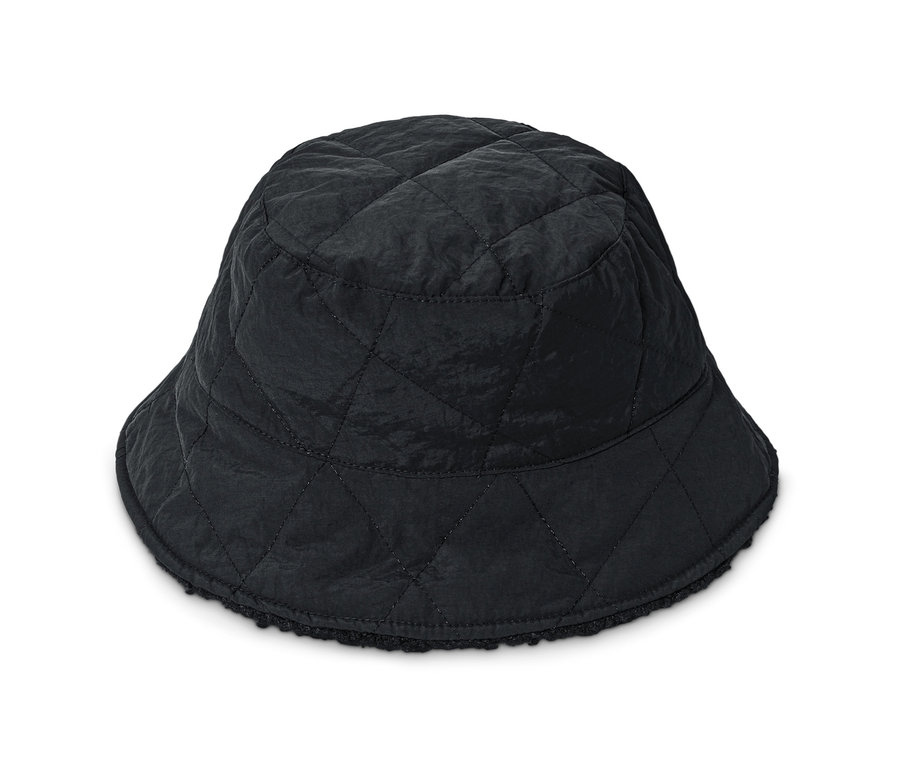 Schwarzer Wendehut mit Steppmuster.