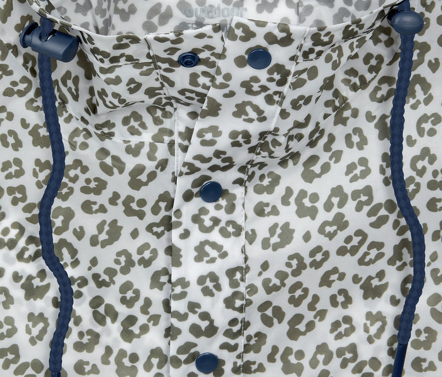 Detailaufnahme eines packbaren Regenponchos mit Leopardenmuster, blauen Knöpfen und Kordelzug.