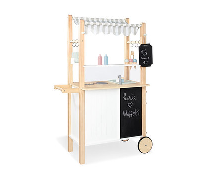 Eine Pinolino 3-in-1-Spielküche »Jamie« aus Holz mit Markise, Tafel und Zubehör.