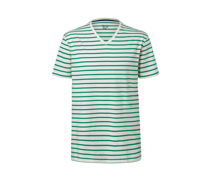 Ein Shorty-Pyjama in weicher Single-Jersey-Qualität mit kurzen Ärmeln und grünen Streifen auf weißem Hintergrund.