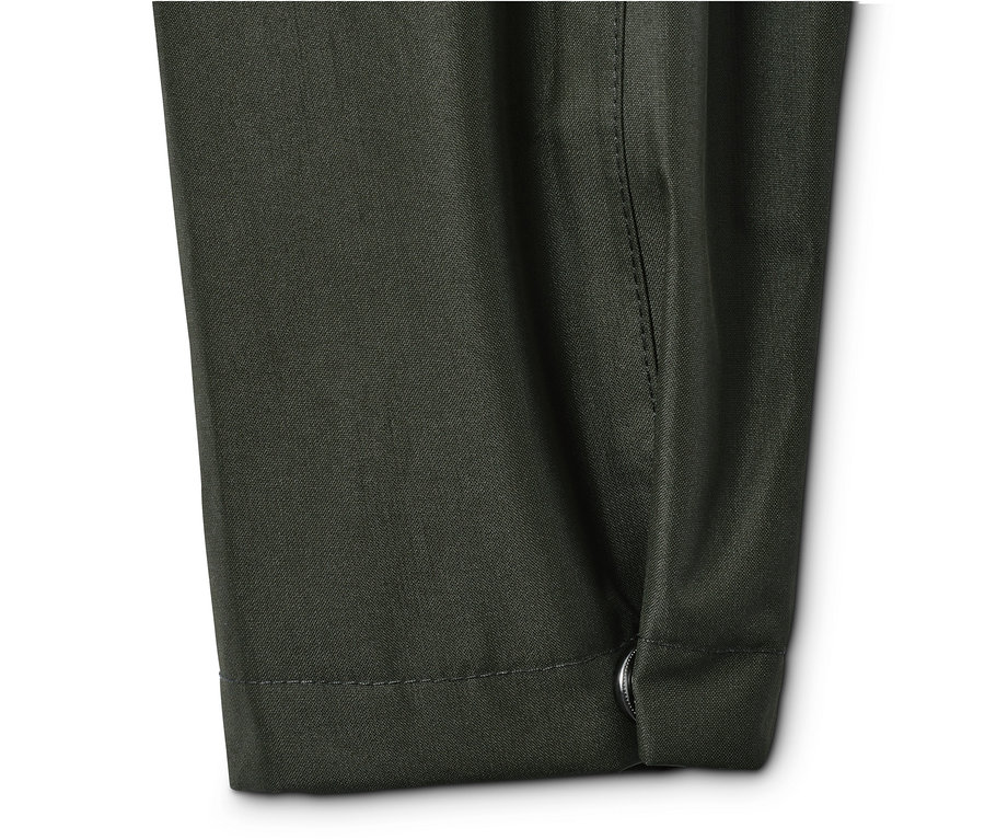 Detailaufnahme einer olivgrünen Regenjacke.