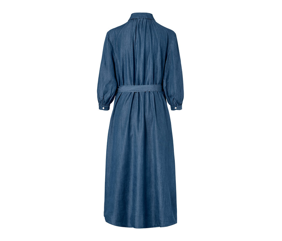 Blaues Midi-Kleid in Denimoptik mit Gürtel.