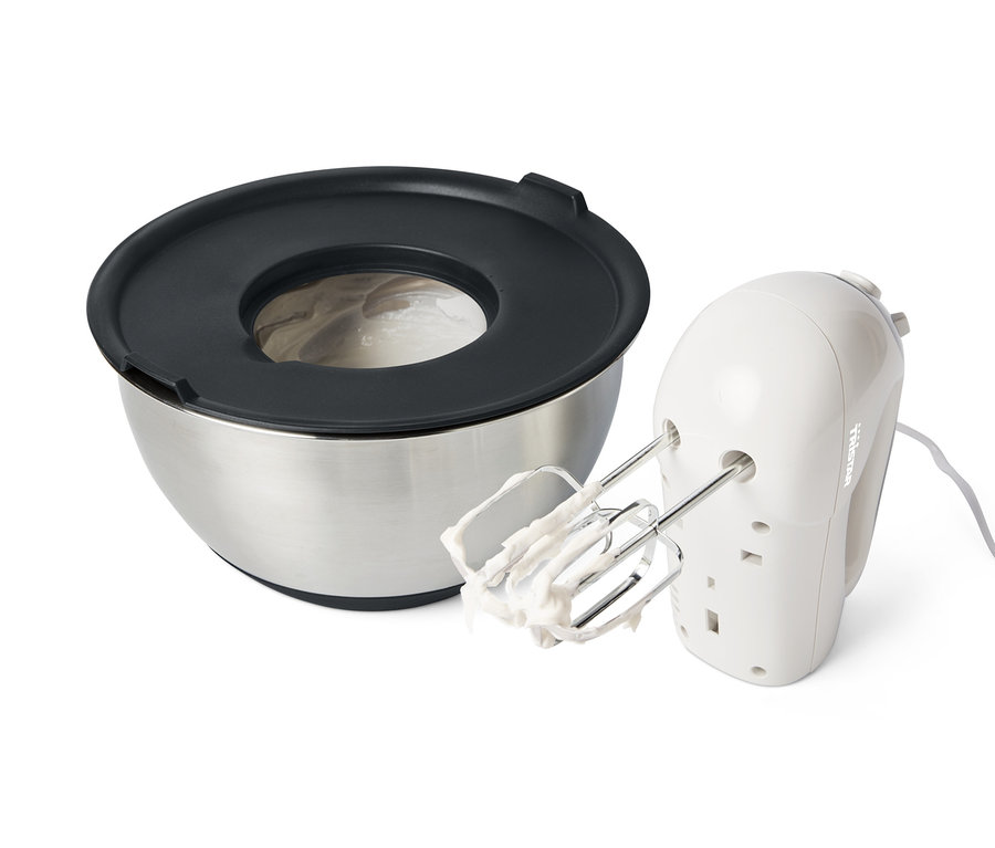 Ein Edelstahl-Rührschüssel-Set mit einem schwarzen Deckel und ein Handmixer mit Teig an den Quirlen.