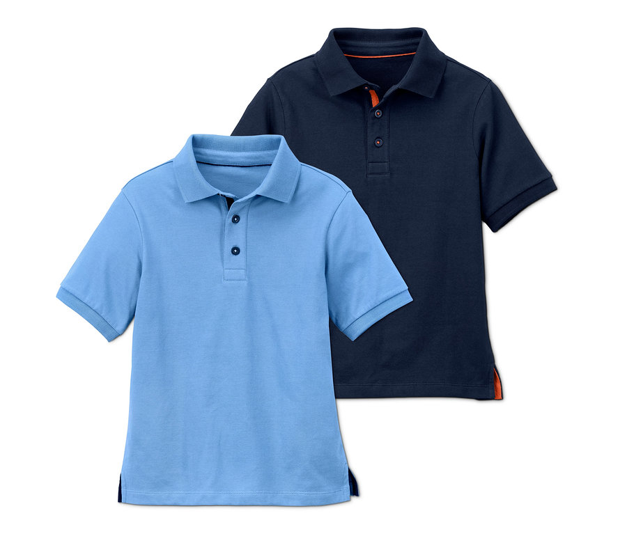 Zwei Poloshirts, ein hellblaues und ein dunkelblaues.