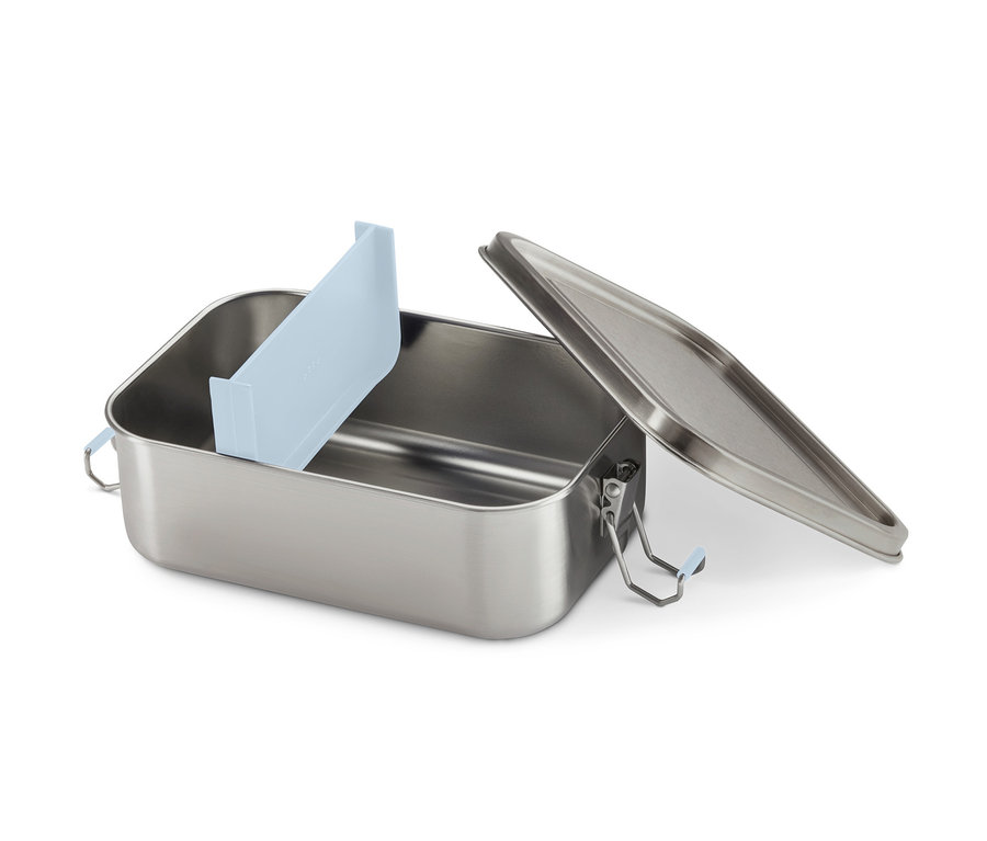 Geöffnete To-go-Lunchbox mit blauem Fach und Edelstahl-Deckel.