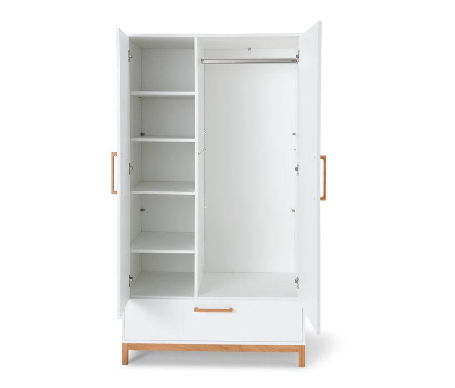 Weißer Kleiderschrank mit offenen Türen und Schublade.