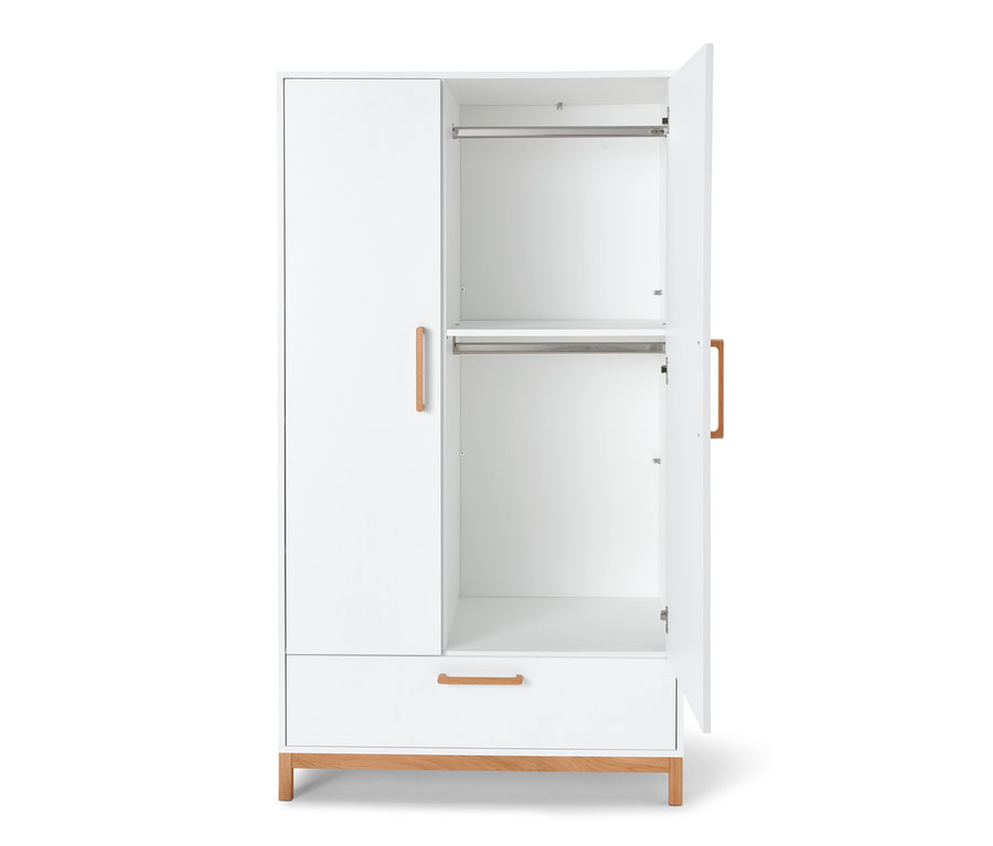 Weißer Kleiderschrank, eine Seite offen.