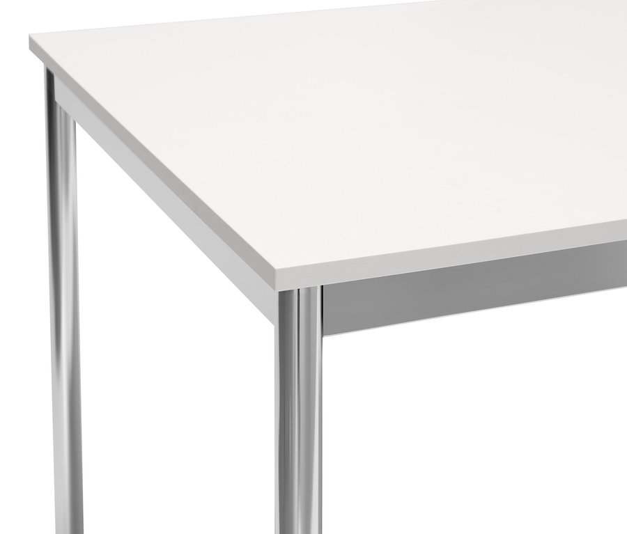 Detailansicht eines weißen Schreibtischs »CN3« mit Metallbeinen.
