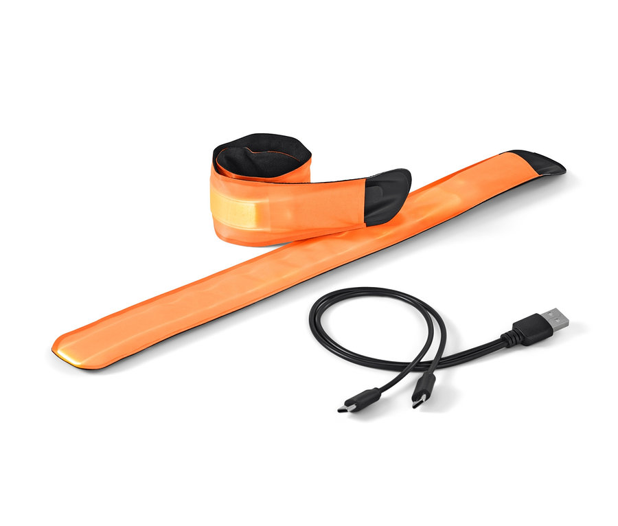 Zwei orangefarbene LED-Schnappbänder mit USB-Kabel liegen auf einem weißen Hintergrund.