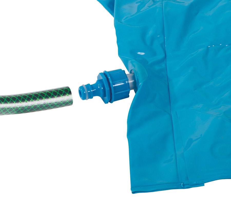 Detailansicht einer blauen TP Toys Wasserrutsche mit angeschlossenem grünen Schlauch.