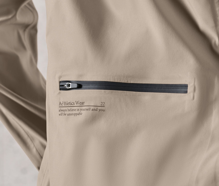 Detailaufnahme der taupefarbenen Regen-Laufjacke.