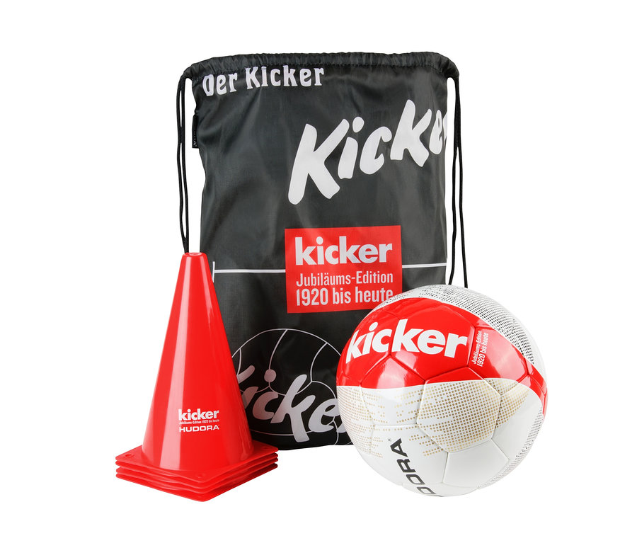 Ein HUDORA-Fußball Trainings-Set "kicker-Jubiläums-Edition" mit Ball, Hütchen und Tasche.