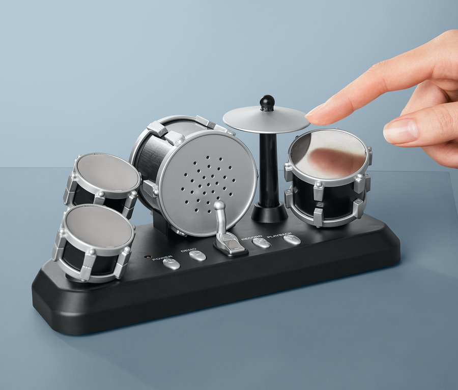 Ein Finger spielt auf einem Fingerschlagzeug.