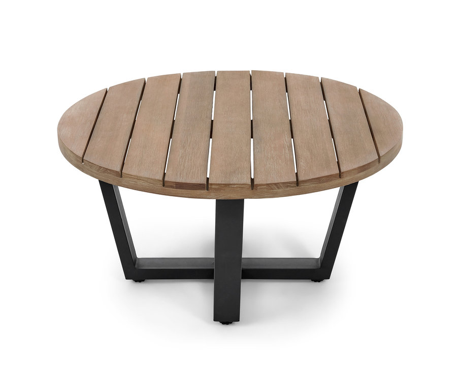 Ein runder Tisch aus dem Gartensofa-Set aus Textilgeflecht hat eine hölzerne Tischplatte und schwarze Beine.