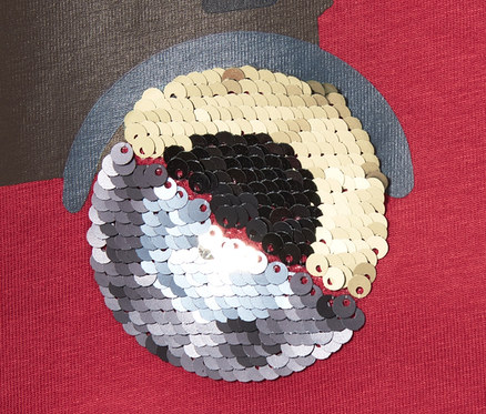 Detailansicht eines Kleinkind-Langarmshirts mit Paillettenapplikation.