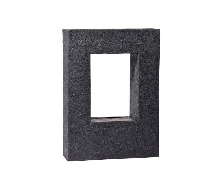 Nahaufnahme des Dobar Gartenbrunnen mit Pflanzen-Option, einem schwarzen Brunnen.