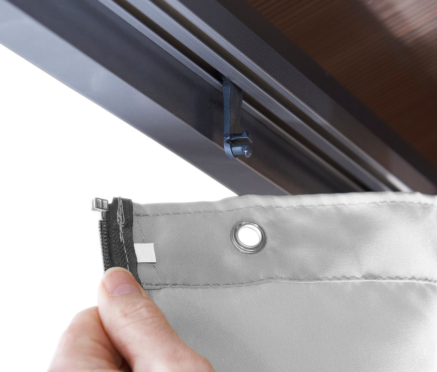 Hand hält hellgrauen Profi-Pavillon-Vorhang. Der Vorhang hat einen Reißverschluss und Metallösen.