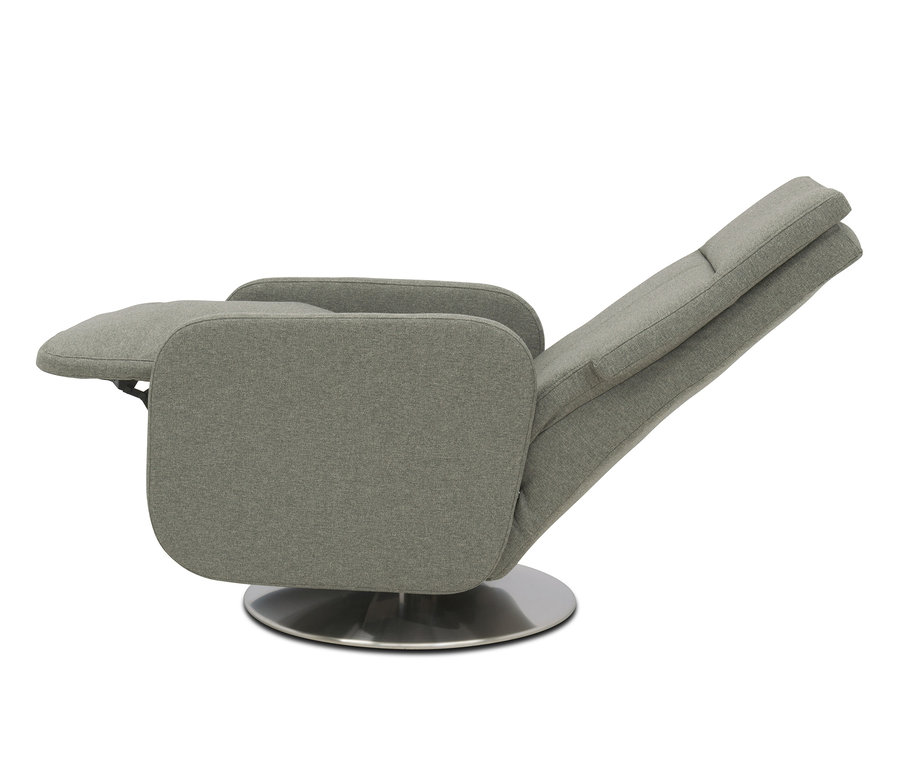 Detailansicht des grauen Relaxsessels Beja mit ausgeklappter Fußstütze auf einem silbernen Metallfuß.